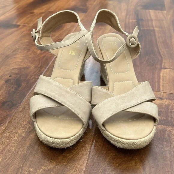 Catherine Malandrino Tan Woven Wedges - Picture 3 of 6